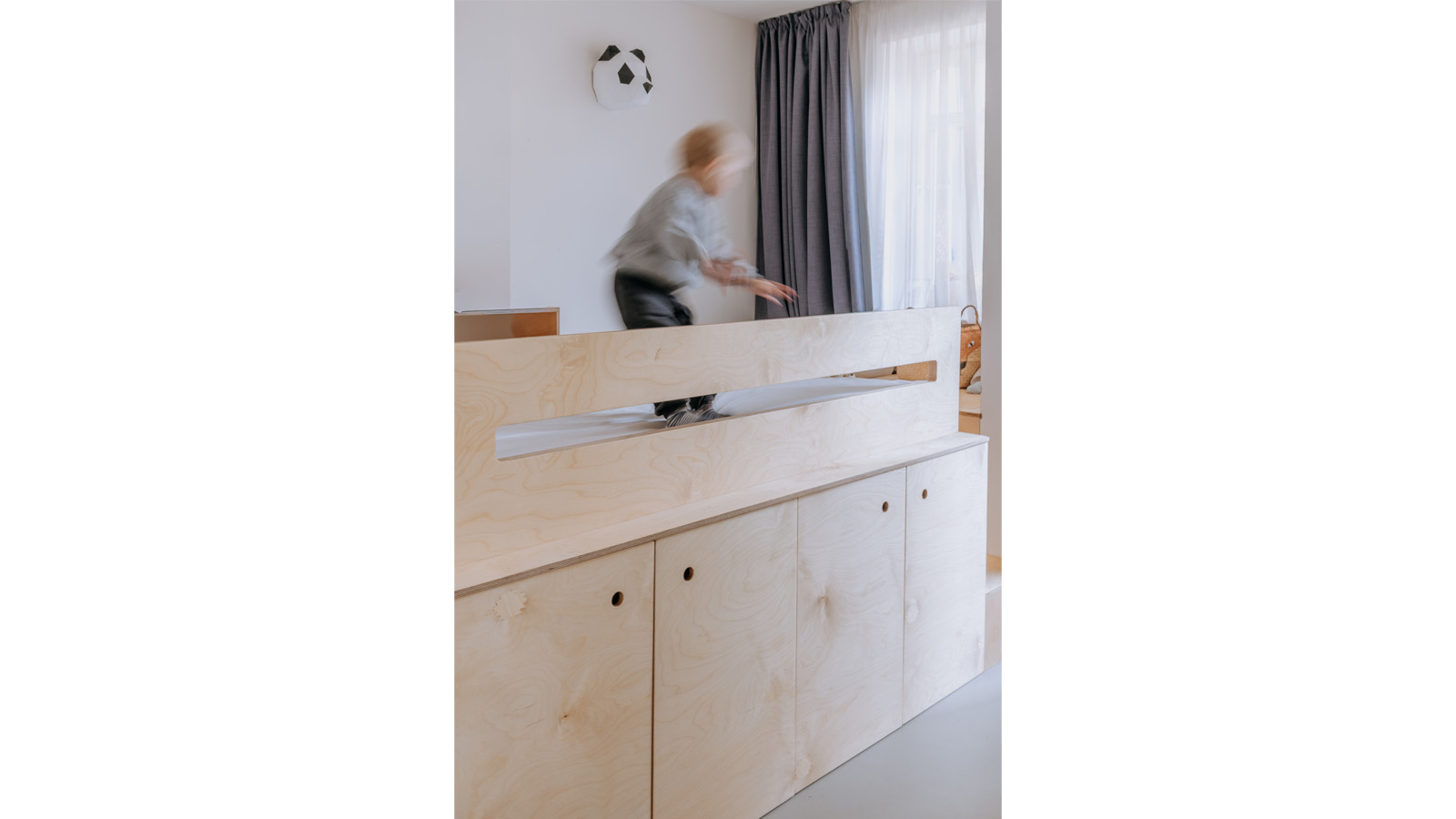 (13, 6, 'Foto_06.jpg', 'Dětský pokojíček', 'Tvarově složitý a nepravidelně členěný bývalý pokoj pro služku ve starší pražské zástavbě chtěla mladá rodina upravit na pokojíček pro dvě malé děti. Navržený společný prostor je rozdělen na spací koutek s úložným prostorem a obdélníkový prostor, který je snadno zařiditelný a do budoucna variabilní.  Spací koutek lze jednoduše oddělit zatažitelnou zástěnou na dvě části se zachováním optického i světelného soukromí. S pomocí jednoduché dřevěné konstrukce, opláštěné březovou překližkou se docílilo i dostatečného úložního prostoru.', 'I', 'Helena Sosnová', 'Praha', '2025', 'Realizace', None)