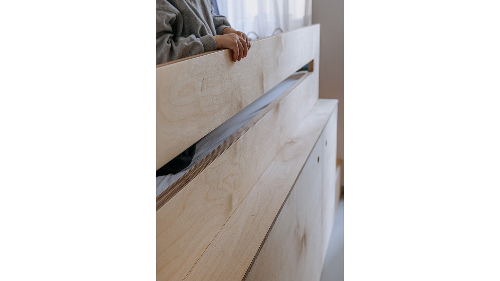 (13, 6, 'Foto_06.jpg', 'Dětský pokojíček', 'Tvarově složitý a nepravidelně členěný bývalý pokoj pro služku ve starší pražské zástavbě chtěla mladá rodina upravit na pokojíček pro dvě malé děti. Navržený společný prostor je rozdělen na spací koutek s úložným prostorem a obdélníkový prostor, který je snadno zařiditelný a do budoucna variabilní.  Spací koutek lze jednoduše oddělit zatažitelnou zástěnou na dvě části se zachováním optického i světelného soukromí. S pomocí jednoduché dřevěné konstrukce, opláštěné březovou překližkou se docílilo i dostatečného úložního prostoru.', 'I', 'Helena Sosnová', 'Praha', '2025', 'Realizace', None)