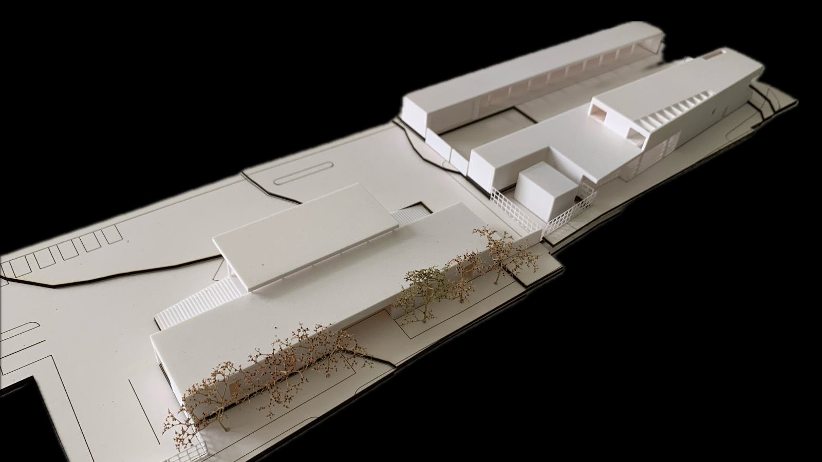 (16, 6, '06.jpg', 'Sběrný dvůr a technické služby', 'Návrh stavby vychází z principů jednoduchosti, trvanlivosti a citlivého zapojení do prostředí. Celý program byl fragmentován do více hmot, aby se lépe začlenil do struktury okolních rodinných domů. Hlavní osa řešení ctí veřejný prostor obce, zatímco jednotlivé domy ustupují do pozadí. Areál zahrnuje kromě sběrného dvora také re-use centrum a komunitní šatník, které rozšiřují funkci místa směrem k veřejnosti a oživují prostor Lidické ulice. Architektonické řešení pracuje s dvojicí rovnoběžných hmot, které sloužíjako parkovací přístřešky, a s nárožní částí se šatnami, administrativou a byty. Dispozice je prostorově bohatá, doplněná o zasedací místnost s výhledem. Lineární provozní schéma sběrného dvora umožňuje jasný a přehledný pohyb – od vjezdu přes rampu až po výjezd. Vstupy do re-use centra, kavárny a komunitního šatníku jsou orientovány do ulice a podporují sociální interakci. Materiálově se návrh opírá o betonové tvárnice s integrovanou izolací, které zajišťují odolnost vůči náročnému provozu. Veškeré vodorovné konstrukce jsou betonové, což přispívá k dlouhé životnosti stavby. Ekologický aspekt je posílen vegetačními střechami s mocností až 100 cm, které dokáží zadržet značné množství dešťové vody a eliminovat vznik tepelného ostrova. Energetická koncepce počítá s tepelnými čerpadly, solární elektrárnou a rekuperací vzduchu. Celé řešení tak spojuje robustnost a praktičnost s ohledem k udržitelnosti a kvalitě veřejného prostoru.', 'S', 'Helena Sosnová, Vojtěch Sosna', 'Praha Letná', '2025', 'Architektonická soutěž', None)