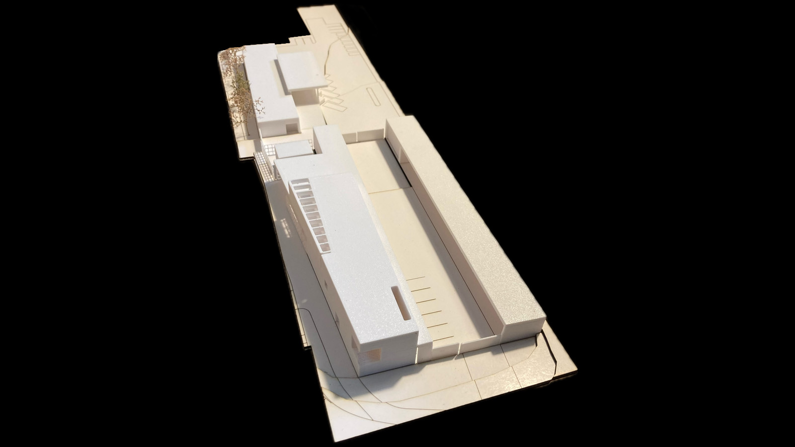 (16, 6, '06.jpg', 'Sběrný dvůr a technické služby', 'Návrh stavby vychází z principů jednoduchosti, trvanlivosti a citlivého zapojení do prostředí. Celý program byl fragmentován do více hmot, aby se lépe začlenil do struktury okolních rodinných domů. Hlavní osa řešení ctí veřejný prostor obce, zatímco jednotlivé domy ustupují do pozadí. Areál zahrnuje kromě sběrného dvora také re-use centrum a komunitní šatník, které rozšiřují funkci místa směrem k veřejnosti a oživují prostor Lidické ulice. Architektonické řešení pracuje s dvojicí rovnoběžných hmot, které sloužíjako parkovací přístřešky, a s nárožní částí se šatnami, administrativou a byty. Dispozice je prostorově bohatá, doplněná o zasedací místnost s výhledem. Lineární provozní schéma sběrného dvora umožňuje jasný a přehledný pohyb – od vjezdu přes rampu až po výjezd. Vstupy do re-use centra, kavárny a komunitního šatníku jsou orientovány do ulice a podporují sociální interakci. Materiálově se návrh opírá o betonové tvárnice s integrovanou izolací, které zajišťují odolnost vůči náročnému provozu. Veškeré vodorovné konstrukce jsou betonové, což přispívá k dlouhé životnosti stavby. Ekologický aspekt je posílen vegetačními střechami s mocností až 100 cm, které dokáží zadržet značné množství dešťové vody a eliminovat vznik tepelného ostrova. Energetická koncepce počítá s tepelnými čerpadly, solární elektrárnou a rekuperací vzduchu. Celé řešení tak spojuje robustnost a praktičnost s ohledem k udržitelnosti a kvalitě veřejného prostoru.', 'S', 'Helena Sosnová, Vojtěch Sosna', 'Praha Letná', '2025', 'Architektonická soutěž', None)