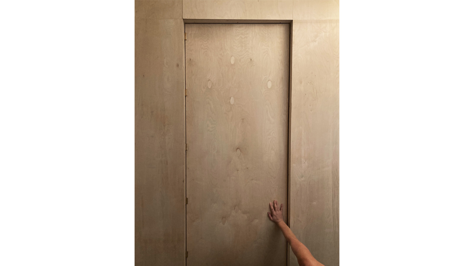 (18, 6, '06.jpg', 'Interiér jógového a zájmového centra', 'Cílem návrhu bylo citlivě adaptovat prostory centra tak, aby mohly sloužit různorodým aktivitám – od jazykových kurzů až po cvičení jógy. Hlavním zásahem bylo vložení nové příčky z březové překližky, která rozdělila původně otevřený prostor na šatnu a učebnu jazyků. Překližka přinesla do interiéru přírodní charakter, vizuální teplo a decentní dekor. Součástí návrhu byla i obnova podlahy v sále určeném pro jógu. Nově zde bylo umístěno velkoplošné zrcadlo a umělecké dílo – kruhový obraz. Dřevěná parketová podlaha dodává prostoru přirozený charakter, je odolná a příjemná pro pohyb bosou nohou. Nedostatečný prostor pro další šatnu byl vyřešen variabilním závěsem, který zachovává otevřenost prostoru a neruší jeho harmonii. Interiér je jednoduchý a klidný, s důrazem na pohodlí i funkčnost, a umožňuje různorodé využití prostoru. Drobný zásah, který výrazně mění kvalitu prostředí.', 'I', 'Helena Sosnová, art - Tereza Folejtarová', 'Praha Letná', '2025', 'Realizace', None)