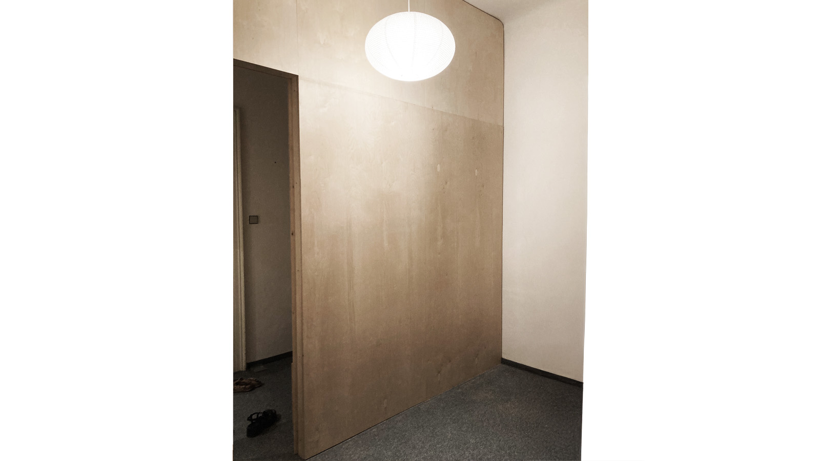 (18, 6, '06.jpg', 'Interiér jógového a zájmového centra', 'Cílem návrhu bylo citlivě adaptovat prostory centra tak, aby mohly sloužit různorodým aktivitám – od jazykových kurzů až po cvičení jógy. Hlavním zásahem bylo vložení nové příčky z březové překližky, která rozdělila původně otevřený prostor na šatnu a učebnu jazyků. Překližka přinesla do interiéru přírodní charakter, vizuální teplo a decentní dekor. Součástí návrhu byla i obnova podlahy v sále určeném pro jógu. Nově zde bylo umístěno velkoplošné zrcadlo a umělecké dílo – kruhový obraz. Dřevěná parketová podlaha dodává prostoru přirozený charakter, je odolná a příjemná pro pohyb bosou nohou. Nedostatečný prostor pro další šatnu byl vyřešen variabilním závěsem, který zachovává otevřenost prostoru a neruší jeho harmonii. Interiér je jednoduchý a klidný, s důrazem na pohodlí i funkčnost, a umožňuje různorodé využití prostoru. Drobný zásah, který výrazně mění kvalitu prostředí.', 'I', 'Helena Sosnová, art - Tereza Folejtarová', 'Praha Letná', '2025', 'Realizace', None)