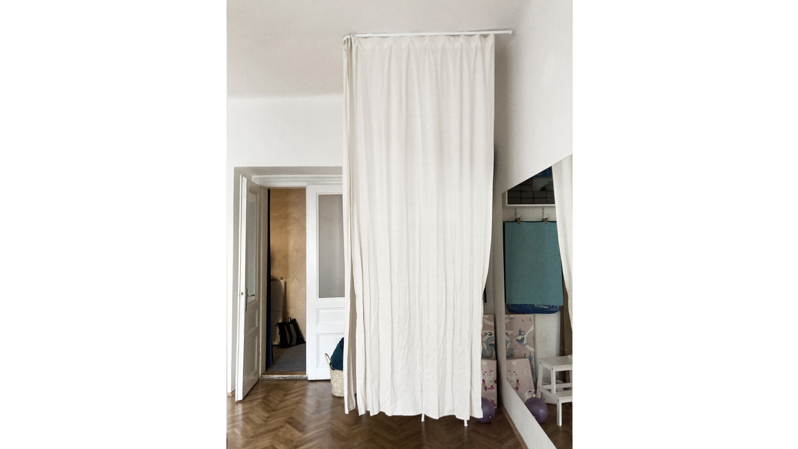 (18, 6, '06.jpg', 'Interiér jógového a zájmového centra', 'Cílem návrhu bylo citlivě adaptovat prostory centra tak, aby mohly sloužit různorodým aktivitám – od jazykových kurzů až po cvičení jógy. Hlavním zásahem bylo vložení nové příčky z březové překližky, která rozdělila původně otevřený prostor na šatnu a učebnu jazyků. Překližka přinesla do interiéru přírodní charakter, vizuální teplo a decentní dekor. Součástí návrhu byla i obnova podlahy v sále určeném pro jógu. Nově zde bylo umístěno velkoplošné zrcadlo a umělecké dílo – kruhový obraz. Dřevěná parketová podlaha dodává prostoru přirozený charakter, je odolná a příjemná pro pohyb bosou nohou. Nedostatečný prostor pro další šatnu byl vyřešen variabilním závěsem, který zachovává otevřenost prostoru a neruší jeho harmonii. Interiér je jednoduchý a klidný, s důrazem na pohodlí i funkčnost, a umožňuje různorodé využití prostoru. Drobný zásah, který výrazně mění kvalitu prostředí.', 'I', 'Helena Sosnová, art - Tereza Folejtarová', 'Praha Letná', '2025', 'Realizace', None)