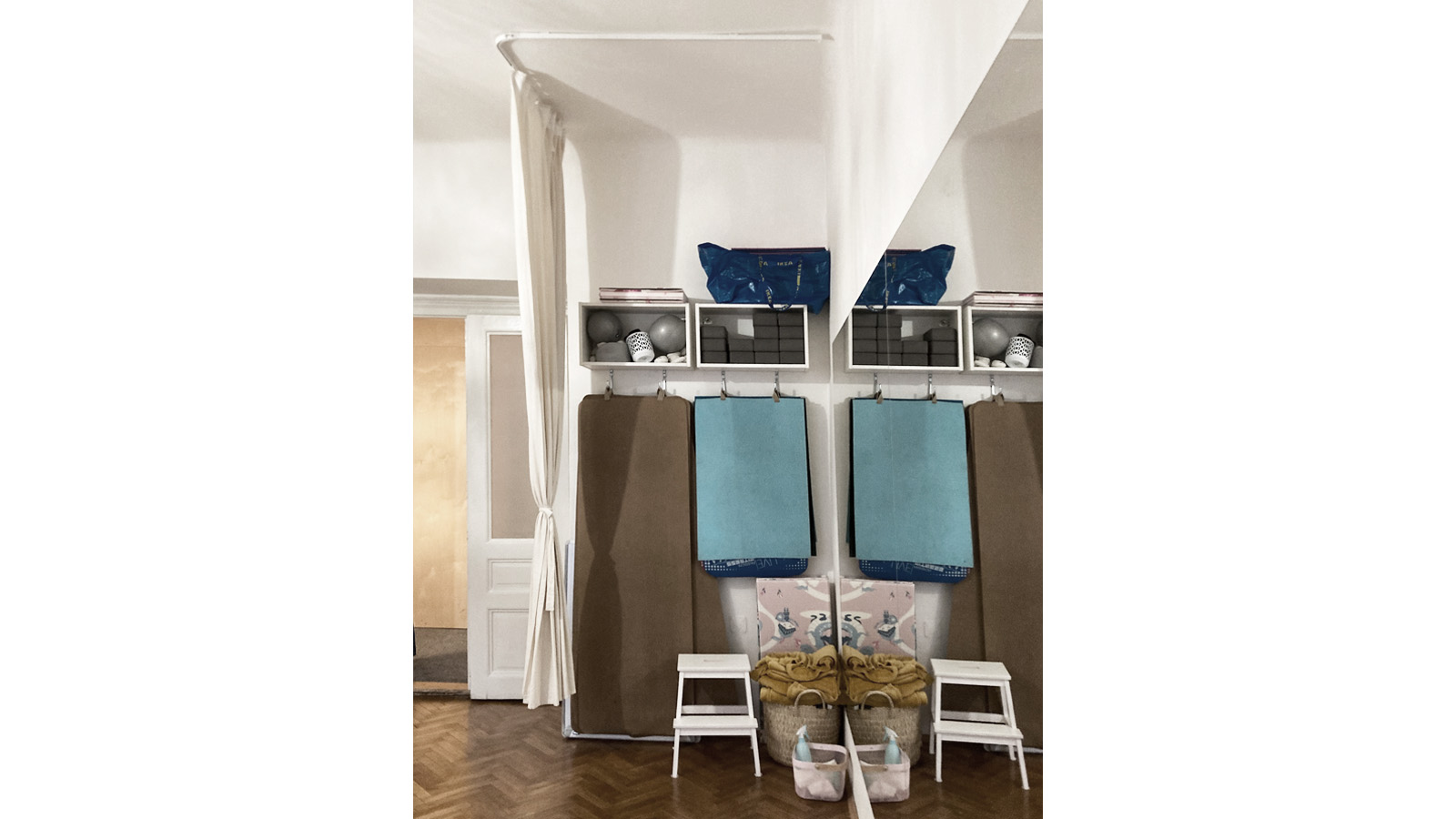 (18, 6, '06.jpg', 'Interiér jógového a zájmového centra', 'Cílem návrhu bylo citlivě adaptovat prostory centra tak, aby mohly sloužit různorodým aktivitám – od jazykových kurzů až po cvičení jógy. Hlavním zásahem bylo vložení nové příčky z březové překližky, která rozdělila původně otevřený prostor na šatnu a učebnu jazyků. Překližka přinesla do interiéru přírodní charakter, vizuální teplo a decentní dekor. Součástí návrhu byla i obnova podlahy v sále určeném pro jógu. Nově zde bylo umístěno velkoplošné zrcadlo a umělecké dílo – kruhový obraz. Dřevěná parketová podlaha dodává prostoru přirozený charakter, je odolná a příjemná pro pohyb bosou nohou. Nedostatečný prostor pro další šatnu byl vyřešen variabilním závěsem, který zachovává otevřenost prostoru a neruší jeho harmonii. Interiér je jednoduchý a klidný, s důrazem na pohodlí i funkčnost, a umožňuje různorodé využití prostoru. Drobný zásah, který výrazně mění kvalitu prostředí.', 'I', 'Helena Sosnová, art - Tereza Folejtarová', 'Praha Letná', '2025', 'Realizace', None)