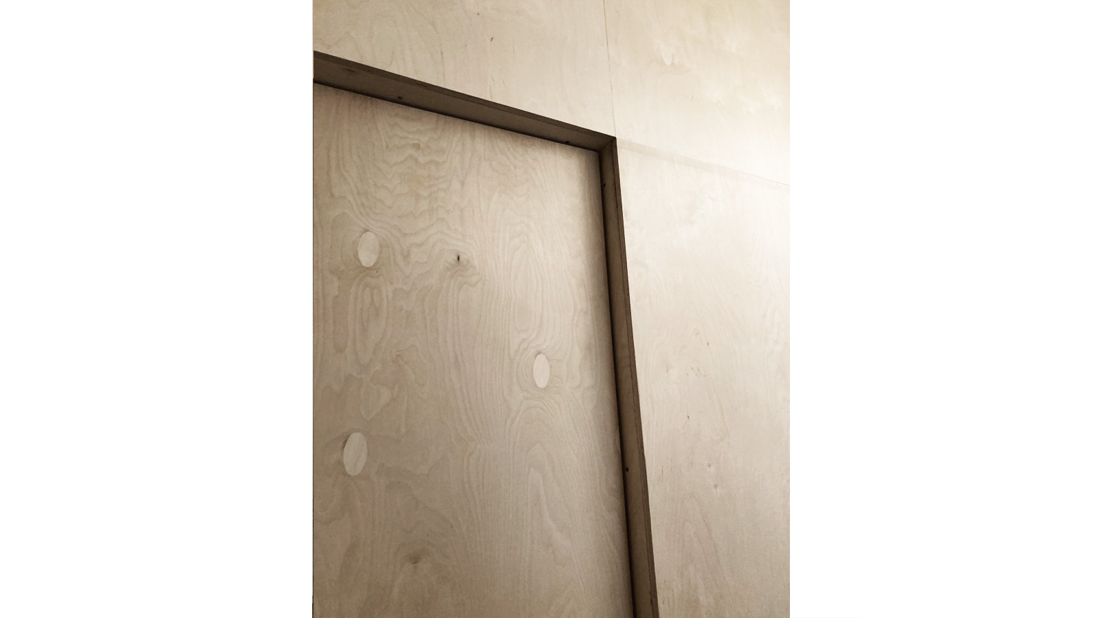 (18, 6, '06.jpg', 'Interiér jógového a zájmového centra', 'Cílem návrhu bylo citlivě adaptovat prostory centra tak, aby mohly sloužit různorodým aktivitám – od jazykových kurzů až po cvičení jógy. Hlavním zásahem bylo vložení nové příčky z březové překližky, která rozdělila původně otevřený prostor na šatnu a učebnu jazyků. Překližka přinesla do interiéru přírodní charakter, vizuální teplo a decentní dekor. Součástí návrhu byla i obnova podlahy v sále určeném pro jógu. Nově zde bylo umístěno velkoplošné zrcadlo a umělecké dílo – kruhový obraz. Dřevěná parketová podlaha dodává prostoru přirozený charakter, je odolná a příjemná pro pohyb bosou nohou. Nedostatečný prostor pro další šatnu byl vyřešen variabilním závěsem, který zachovává otevřenost prostoru a neruší jeho harmonii. Interiér je jednoduchý a klidný, s důrazem na pohodlí i funkčnost, a umožňuje různorodé využití prostoru. Drobný zásah, který výrazně mění kvalitu prostředí.', 'I', 'Helena Sosnová, art - Tereza Folejtarová', 'Praha Letná', '2025', 'Realizace', None)