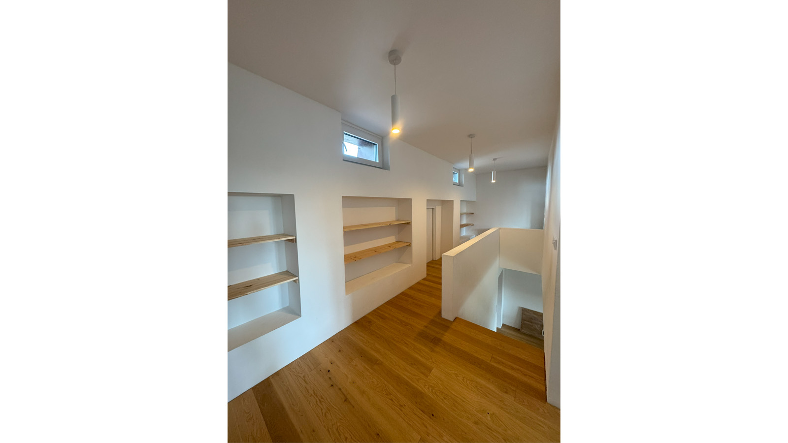 (7, 6, 'Pudorys_01.jpg', 'Rekonstrukce rodinného domu', 'Mladá čtyřčlenná rodina si pořídila polovinu dvojdomku z 80.let 20. století na předměstí Prahy. K dispozičním úpravám bylo doporučeno přízemí i první patro, tak aby dům splňoval současné standardy a požadavky rodiny. Byl zde navržen obývající prostor s kuchyní, tři samostatné ložnice a k tomu odpovídající sociální zázemí. Vzhledem k tomu, že dům byl stavěn svépomocí, byla snaha o minimální zásahy do původních hurdiskových stropů. Srovnáním podlah došlo k maximálnímu zlepšení světlých výšek v domě. Z přízemí, které je propojeno do jednoho velkého prostoru s kuchyňskou a obývací částí je nově možný přístup do zahrady francouzskými a posuvnými okny. Otevření a úprava geometrie schodiště do prvního patra přispělo k propojení a prosvětlení prostoru. V prvním patře došlo k přesunutí koupelny a WC, nyní s přirozeným osvětlením z velkého okna, z východní strany na západní. Díky tomu má každý ze tří pokojů samostatný vstup ze společné chodby. Drobným úpravám se nevyhnuly i společné prostory. Všechna okna na objektu jsou nově osazená a také byla položena nová dřevěná podlaha.', 'A', 'Helena Sosnová', 'Roztoky u Prahy', '2021', 'Realizace', None)